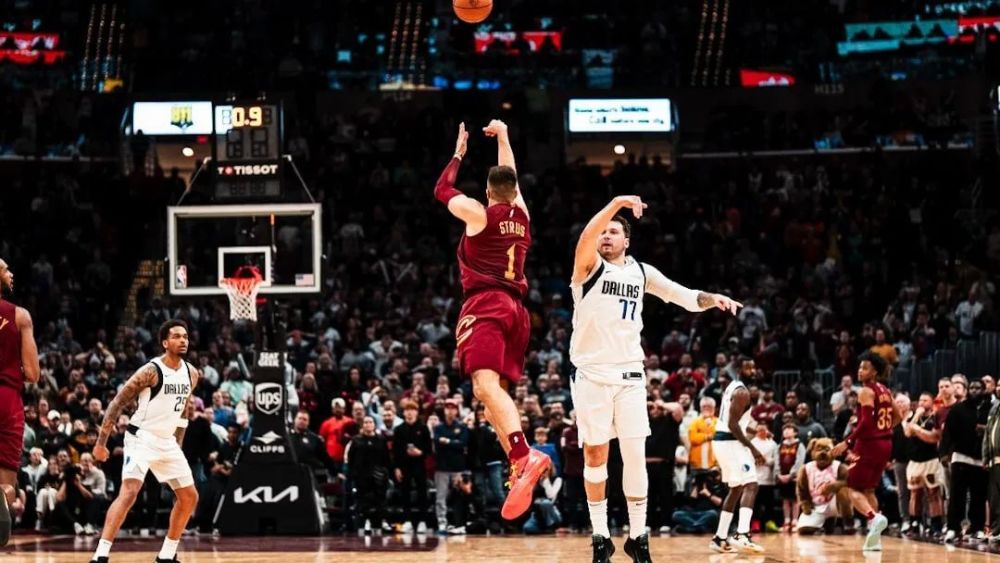  东契奇超远三分绝杀独行侠逆转战胜勇士